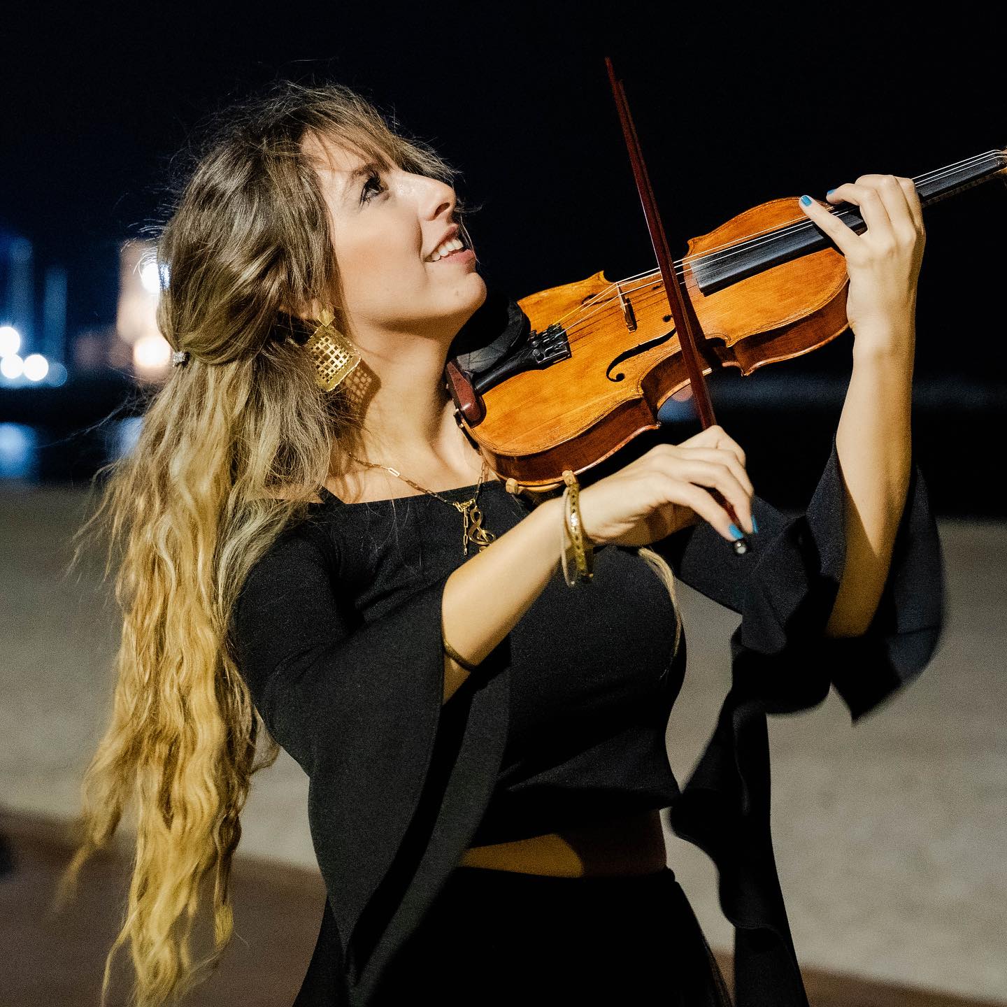 VIOLINIST CYNTHIA