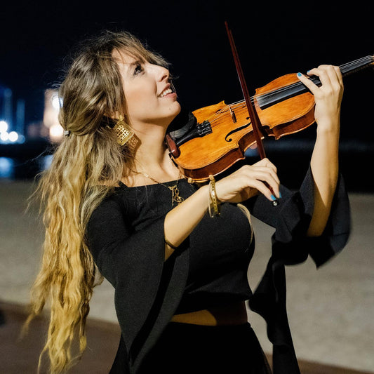 VIOLINIST CYNTHIA
