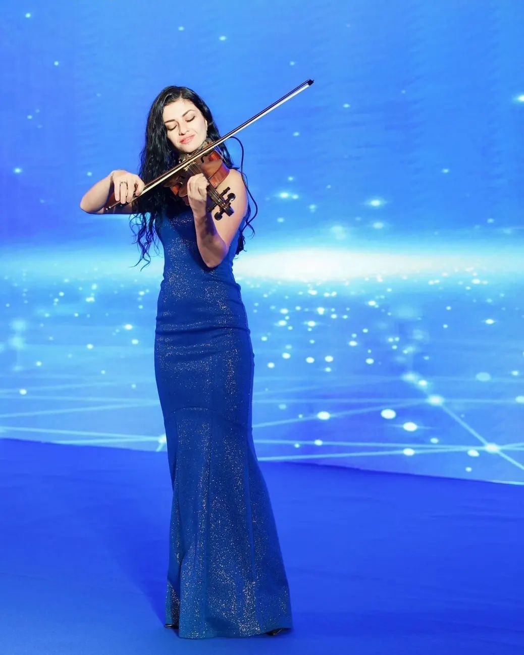 VIOLINIST ANNA PERASIAN